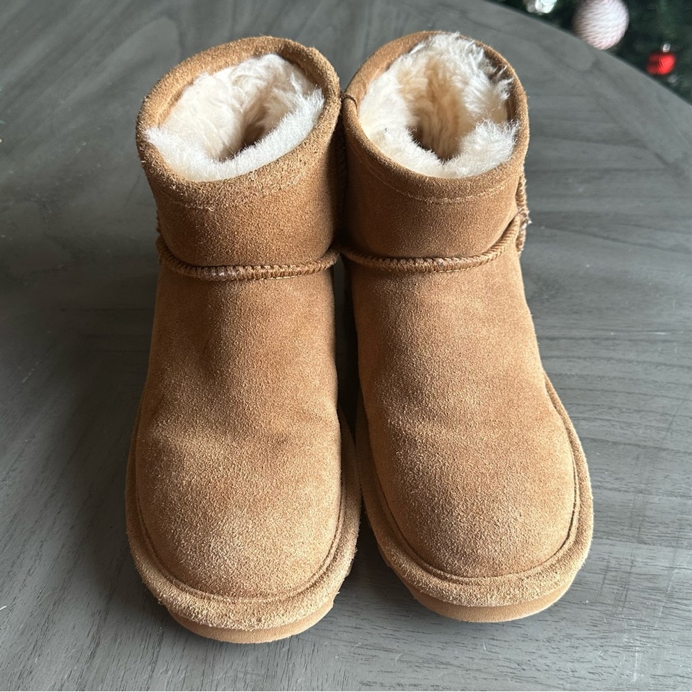 Bearpaw Shorty boot in brown. Woman size 7.